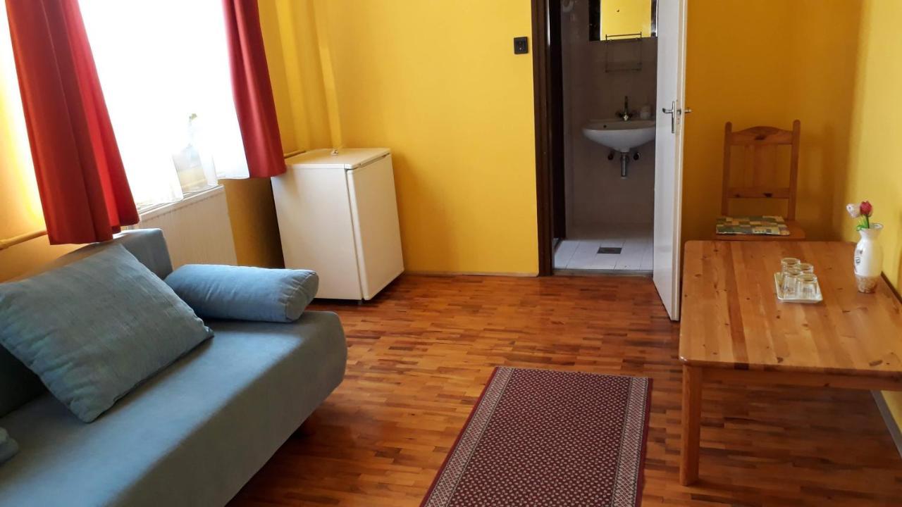 ホテル Centrum Apartman ハイデゥソボスロー エクステリア 写真