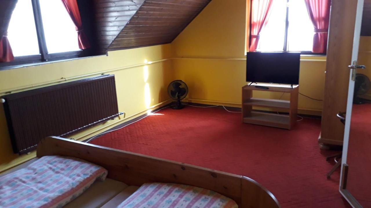 ホテル Centrum Apartman ハイデゥソボスロー エクステリア 写真