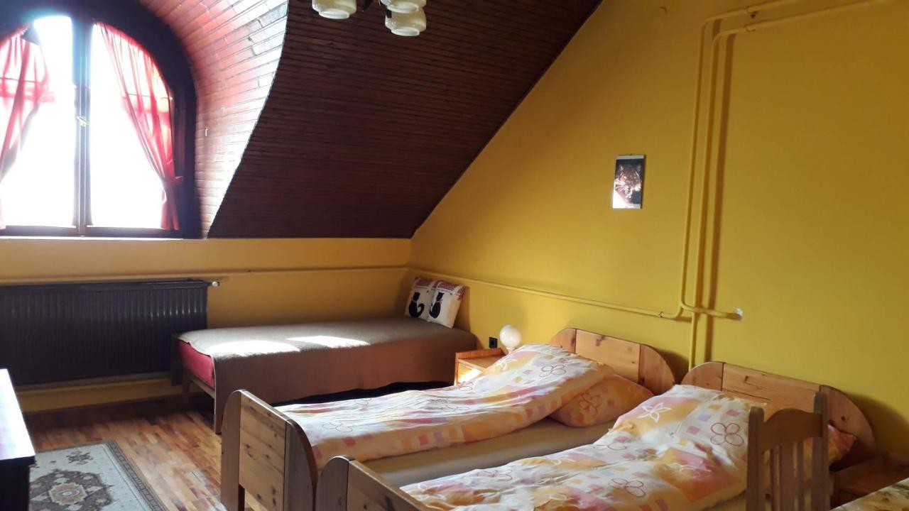 ホテル Centrum Apartman ハイデゥソボスロー エクステリア 写真