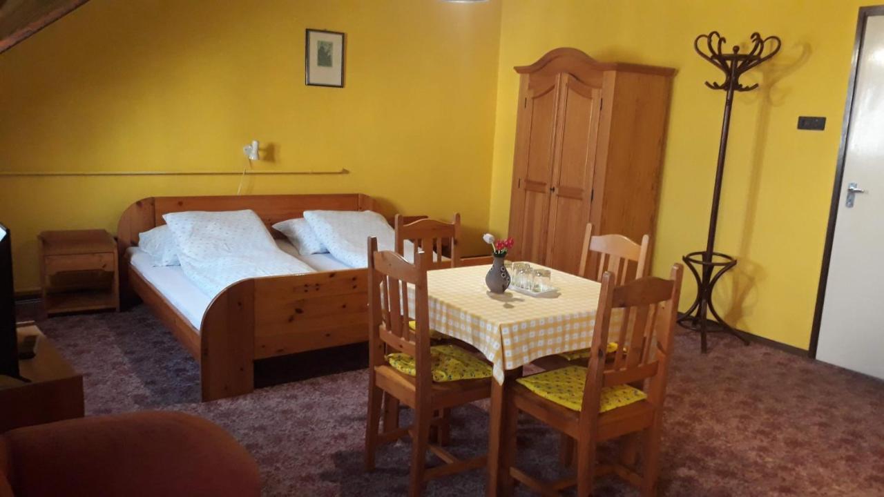ホテル Centrum Apartman ハイデゥソボスロー エクステリア 写真