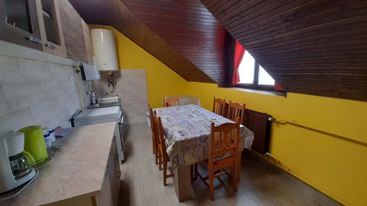 ホテル Centrum Apartman ハイデゥソボスロー エクステリア 写真