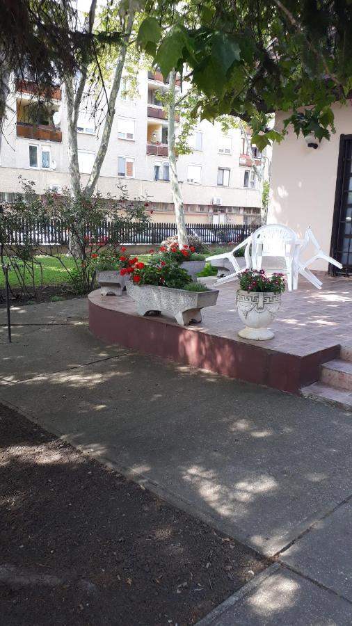 ホテル Centrum Apartman ハイデゥソボスロー エクステリア 写真