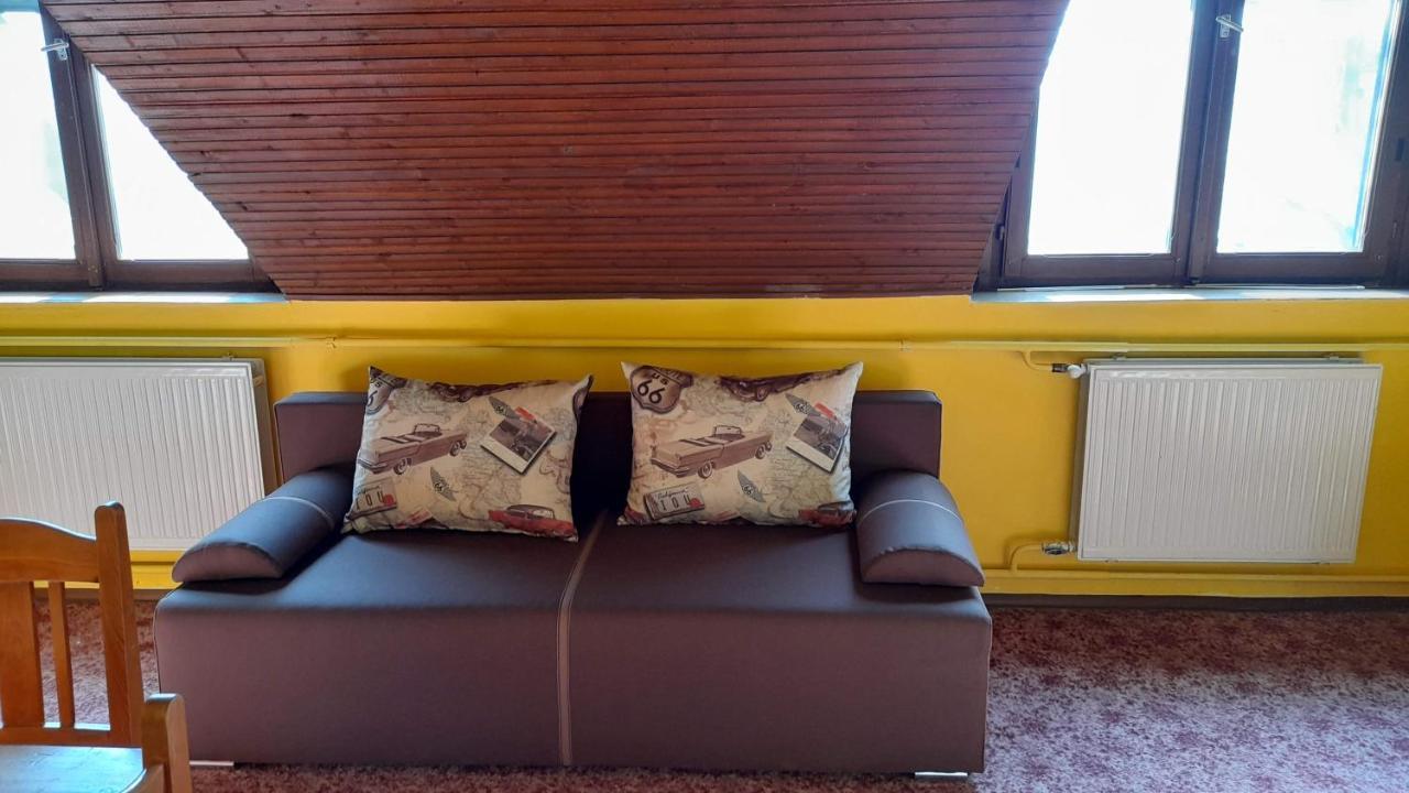 ホテル Centrum Apartman ハイデゥソボスロー エクステリア 写真