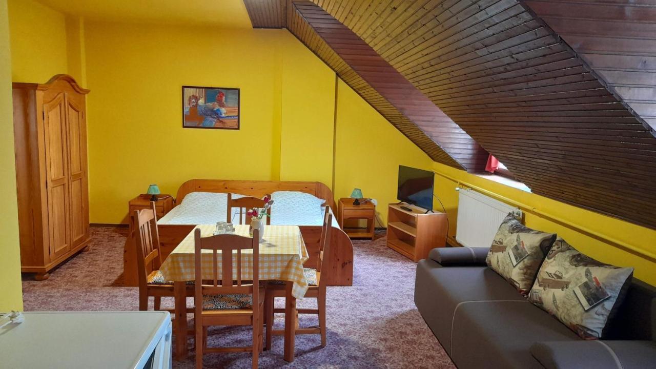 ホテル Centrum Apartman ハイデゥソボスロー エクステリア 写真